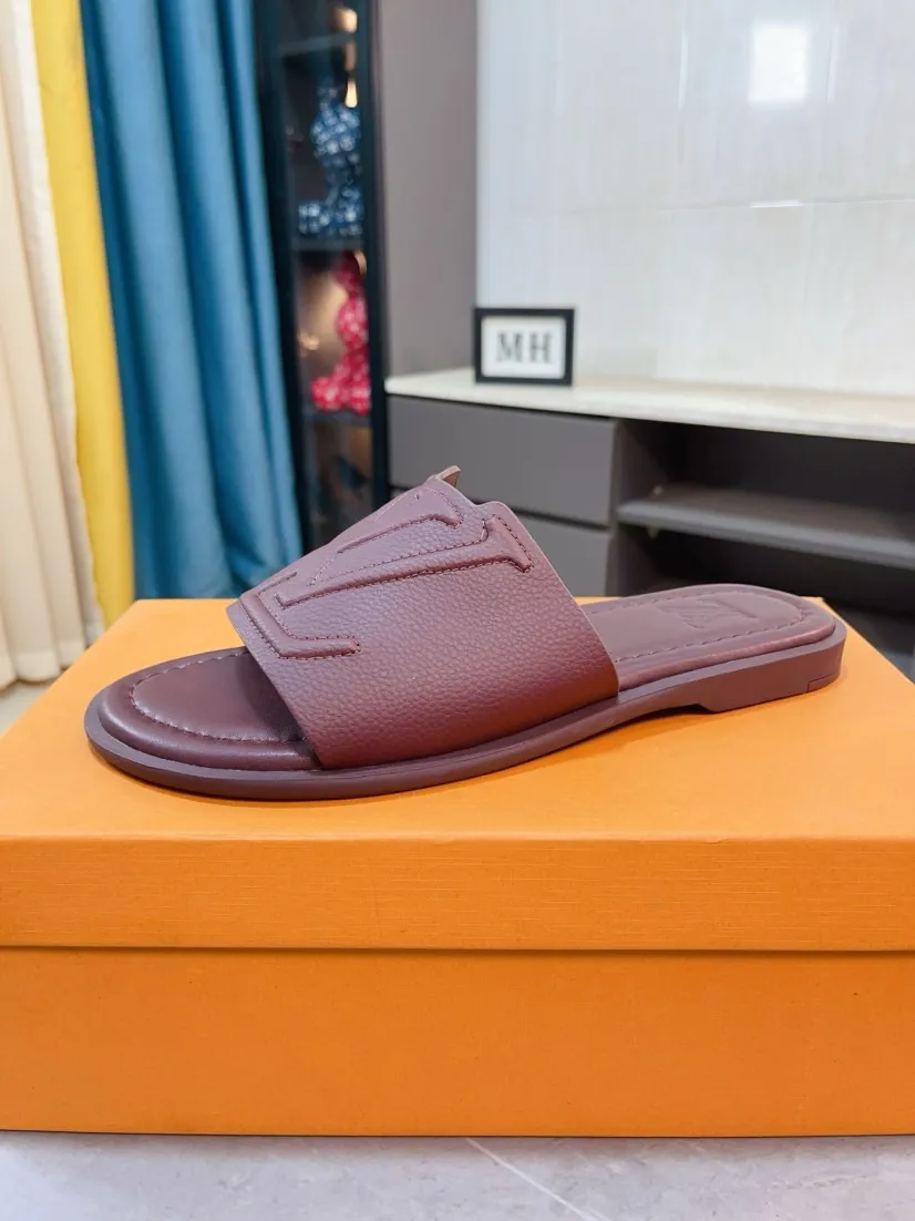 Men's shoes 💰300🌸🌸LV Ordinary men's spring and summer slippers, uppers imported from Italy, cowhide fabric, logo graphics, high-quality craftsmanship, soles: original soles specially provided by the original factory, exclusive movable molded soles super comfortable, original factory single goods, 🔍🔍high quality, you can enter and exit the counter at will, welcome to compare, size 38-45